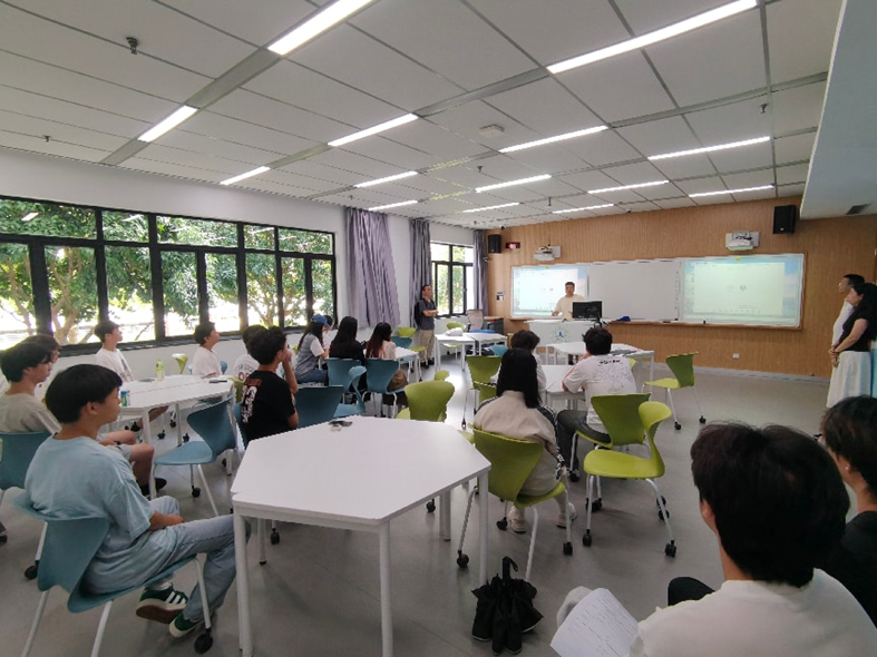 图1.参加宣讲会的同学专心听讲